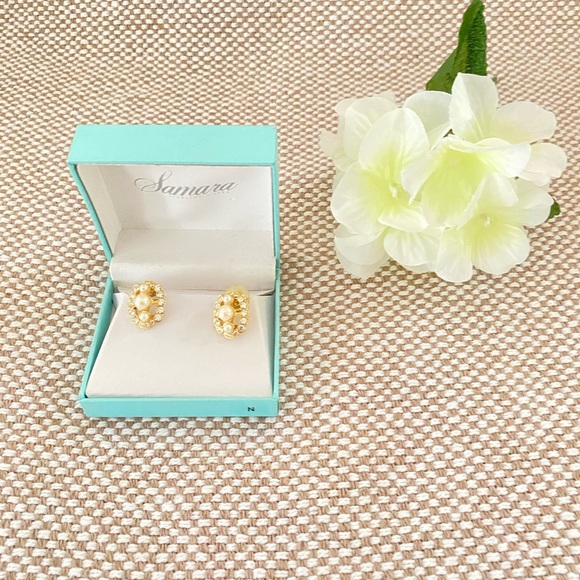 Jewelry - NWOT Pearl earrings in gift box